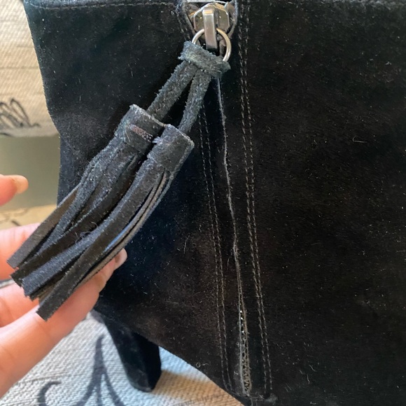 Black suede Bandolino ankle boot with zip and tassel size 8.5 with 3" heel - Picture 5 of 12